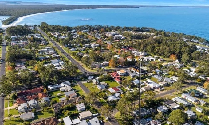 Huskisson House | Ma Te Kokorou - pet-friendly Huskisson pool escape