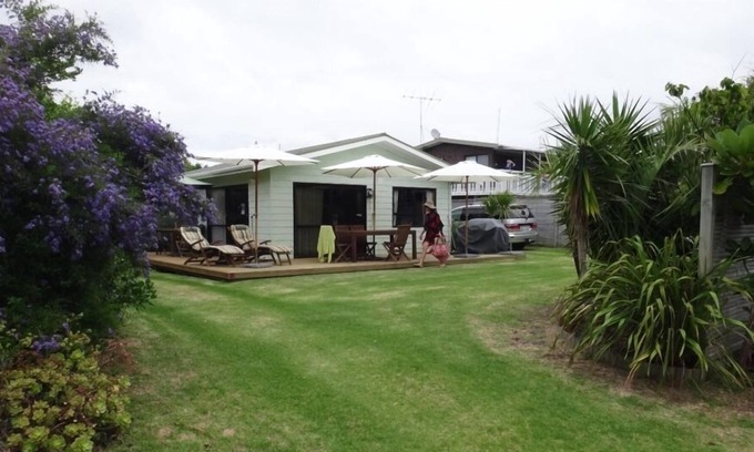 Matapouri House | Mac's House Matapouri Bay by the Beach.