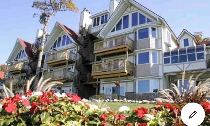 Mackinac Island Apartment | Mackinac island Lovely charming studio w/balcony!