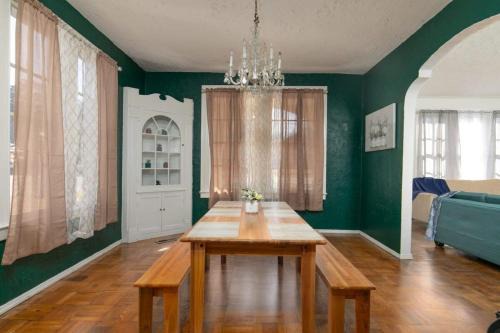 Montgomery House | Maddie's Manor- Capitol Heights- Mins to Everything