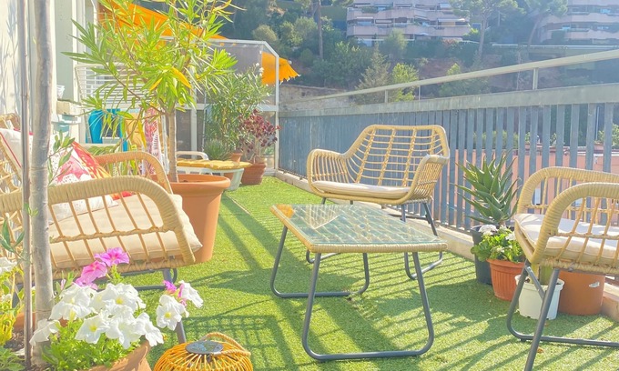 La Madeleine Apartment | Madeleine/Magnan Promenade Apt 2 rooms with very large terrace and sea view