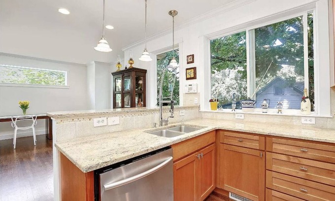 Harrison/Denny-Blaine House | Madison Park House - Ideal for Tech Professionals