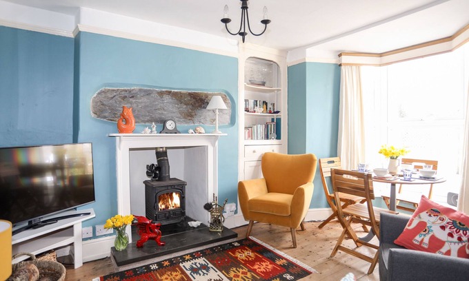 Borth-y-Gest House | MAENLLWYD, pet friendly, character holiday cottage in Porthmadog