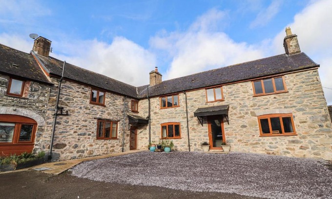 Ruthin House | Maestyddyn Farm House