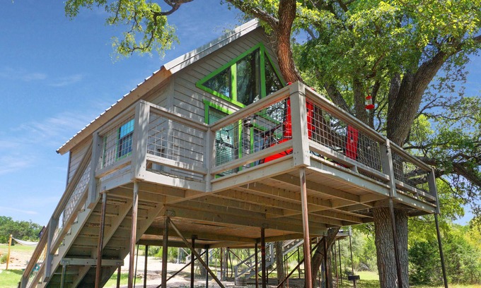 Dripping Springs Cabin | Magazine-Featured Pet-Friendly Treehouse w/Cozy King Bed & Fire Pit