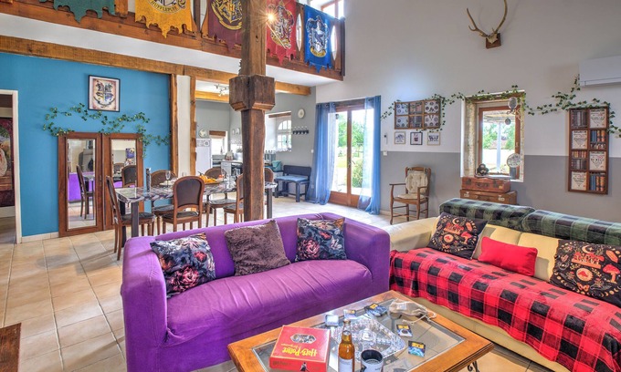 Sainte-Sabine-Born House | Magical Stay at the Magicogîte – Harry Potter, with Shared Pool and Air Conditioning