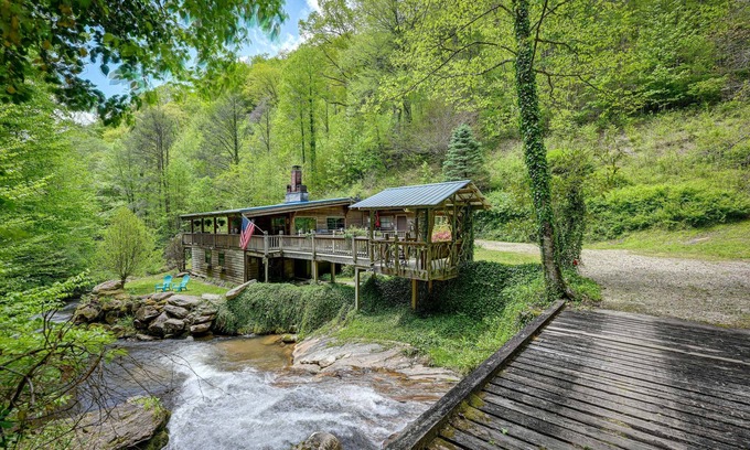 Franklin Cabin | Magical Smoky Mountain Cabin Rental w/Waterfall!