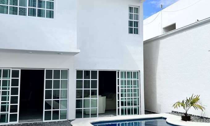 S.M. 57 House | Magnífica casa con piscina privada a 10 min del mar