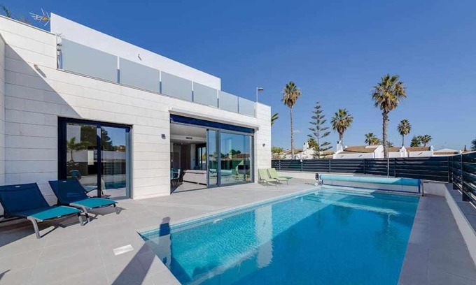 Santiago de la Ribera Villa | Magnífica villa con piscina climatizada