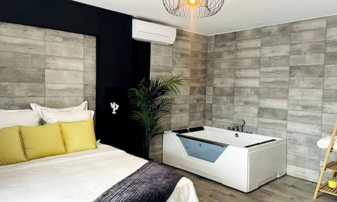 Saint-Cyprien Plage Apartment | Magnificent apartment with whirlpool bath.