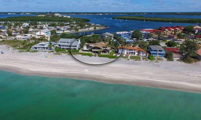 Englewood House | Magnificent Beachfront home with large internal and external living space