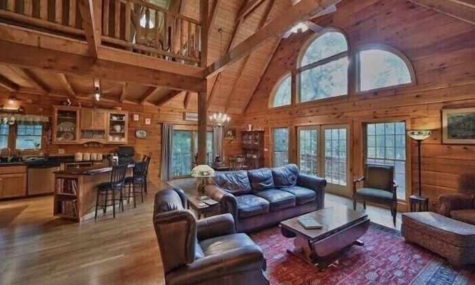 Hamlin Cabin | Magnificent Log Home Retreat in The Hideout!