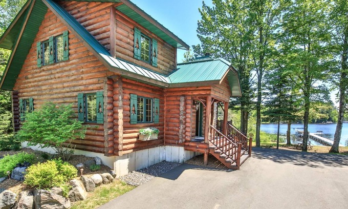 St Germain House | Magnificent Log Home located on the sandy shores of Lost lake!