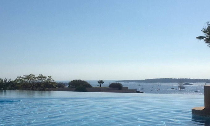 La Croix des Gardes Apartment | Magnificent sea view with swimming pool and parking