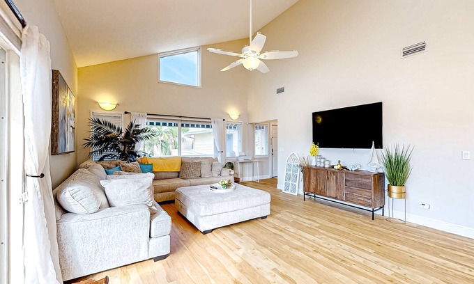 Longboat Key House | Magnificent sunlit beach retreat with pool, grill, balcony, W/D - close to water