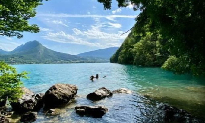 Verthier Villa | Magnificent villa in a green setting between lake and mountains