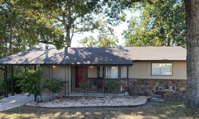 Beaver Shores House | Magnolia manor entire house - 3 bdrm-Beaver Lake, AR