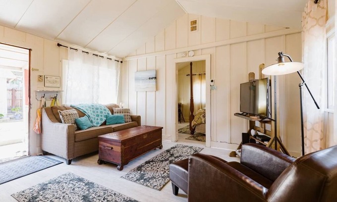 Pacific Grove House | Main Cottage + Carriage House in a Courtyard * Fire Pit * Dog-OK*