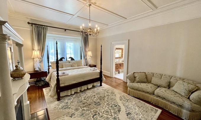 Walhalla House | Main Floor Elegant Suite