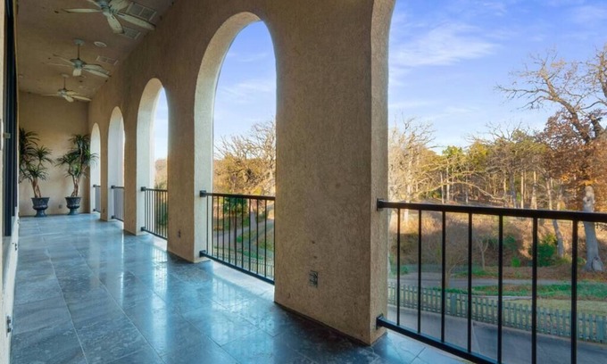 Dallas House | Main House at Uncommon Grounds Dallas! Pickleball, Pool, Basketball + Parking!