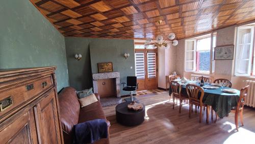 Saint-Symphorien-de-Thenieres Apartment | Maison La vie de l'Aubrac - Gîte Lo Bel Peis