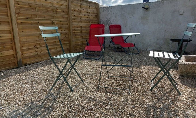 Plouescat House | Maison Avec Cour, Véranda et Cheminée, Près des Plages