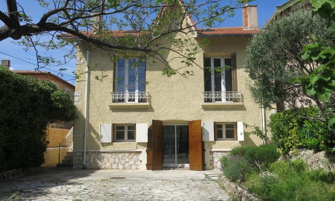 Montolivet Villa | Maison avec jardin sur une colline