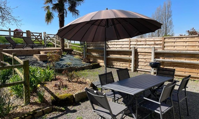 Avranches House | Maison chaleureuse avec terrasse et vue baie