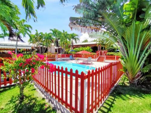 Sainte-Rose House | Maison charmante à Plessis Nogent avec piscine partagée