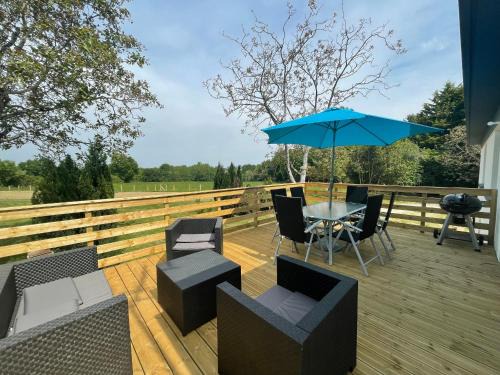 Nieul-le-Dolent House | Maison contemporaine rénovée avec étang privé et terrasse, proche plage - 3 chambres, wifi inclus - FR-1-426-517