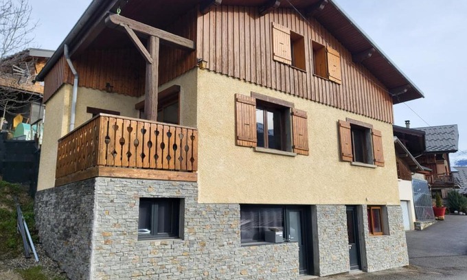 La Plagne-Tarentaise Apartment | Maison de moyenne montagne baignée par le soleil