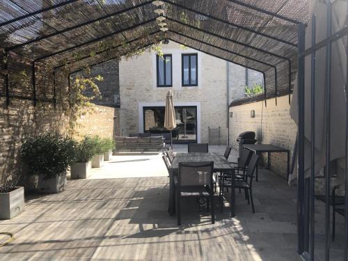 Prehy House | Maison de Pauline, Chablis Vineyard