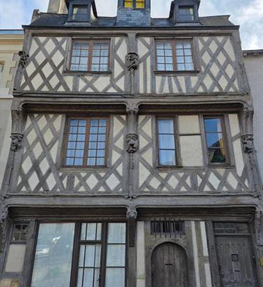 Blois House | Maison des Acrobates