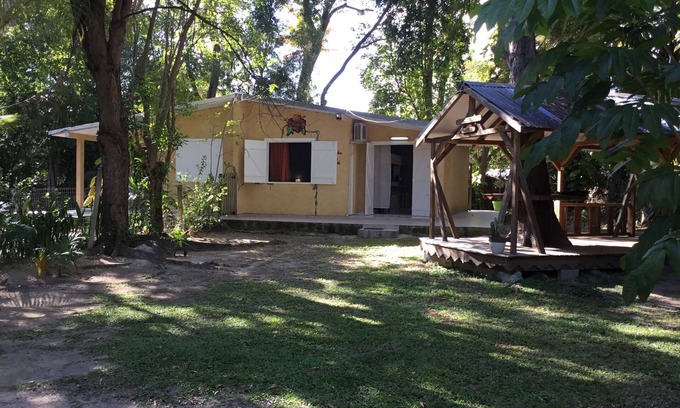 Sainte-Anne House | Maison des sables, "Ash blue" and "orange"