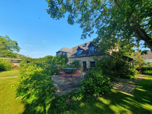 Roz-Landrieux House | Maison en pierre dans son nid de verdure