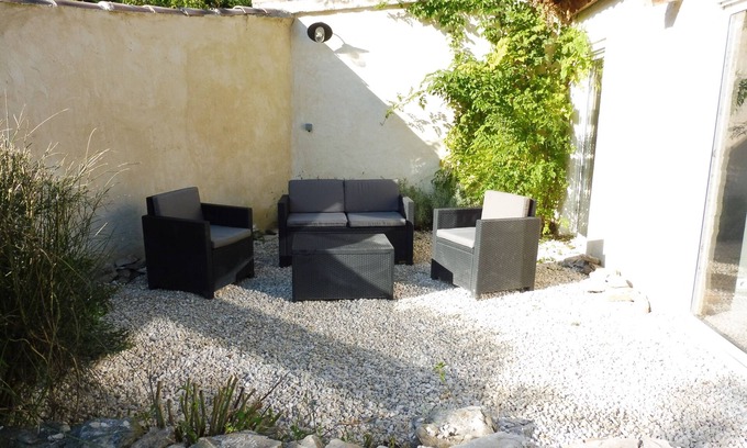 Entraigues-sur-la-Sorgue Apartment | Maisonette, air-conditioned with parking and patio