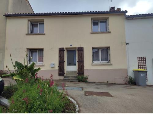 Moutiers-les-Mauxfaits House | Maison 3 chambres, bourg de Moutiers