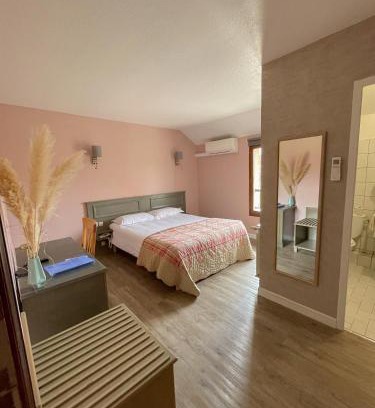 Saint-Beauzire Hotel | Maison Legate "Hôtel Le Baudiere & Spa"