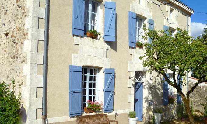 Droux Bed & Breakfast | Maison Marie