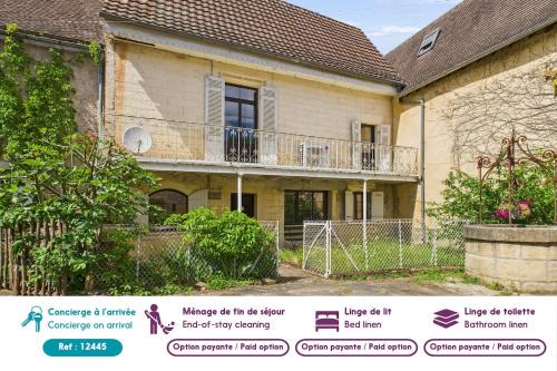 Saint-Leon-sur-Vezere House | Maison pour 5 avec cour extérieure dans le centre