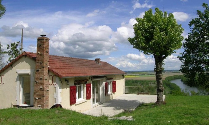 Monetay-sur-Allier House | Maison rénovée au bord de l'Allier avec jardin et cheminée - FR-1-489-110