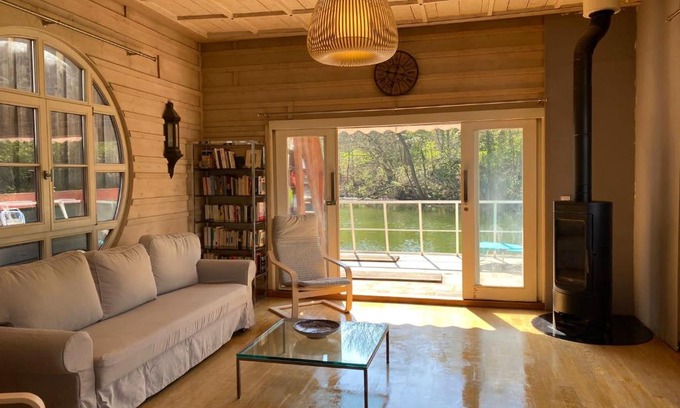 Vigneux-sur-Seine Boat Rental | Maison sur l’eau - havre de paix au milieu des péniches (proche Paris)