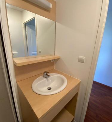 Cassen Resort | Maisonnette dans village vacances canapé convertible , chambre 1 lit et mezzanine ,draps en plus