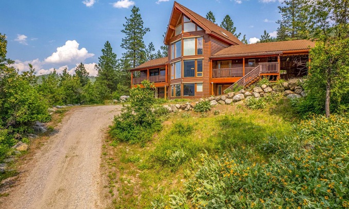 Leavenworth House | Majestic Mountain Views from Every Window