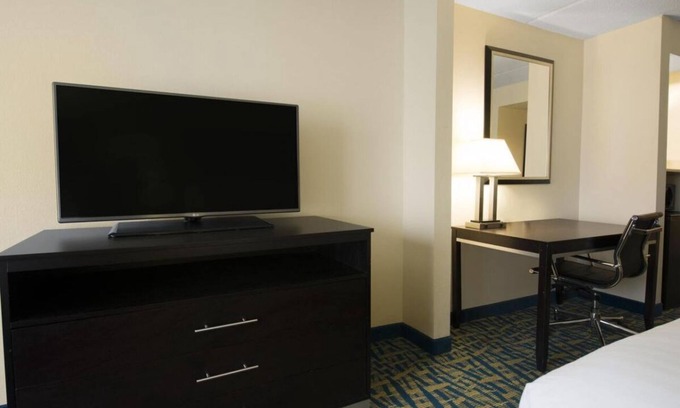 Savannah Hotel | Make Your Trip More Enjoyable! Free Parking, Close to Henderson Golf Club