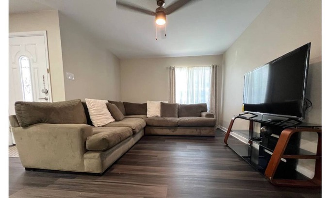 New Castle House | Make yourself at home, newly renovated 3bd 1.5 bth