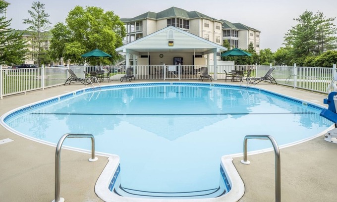 Table Rock Hotel | Making The Best Memories Along The Way! Pool, Walk to Shopping and Dining