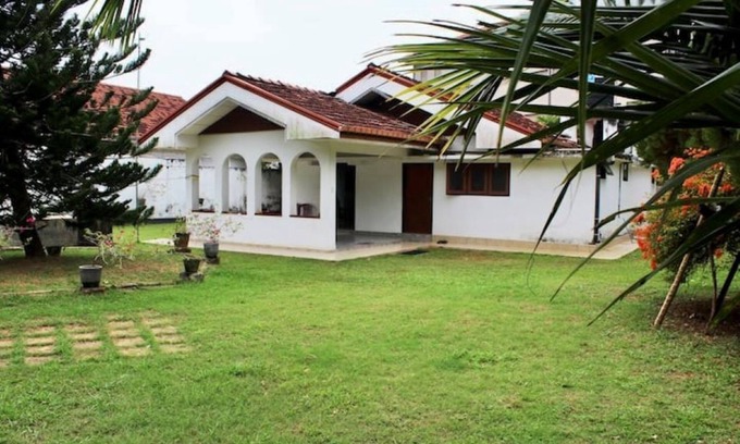 Hettimulla House | Malethi House is 150 metres from the beach, and is often visited by peacocks.