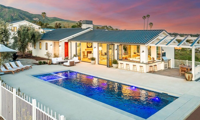 Western Malibu House | Malibu, California sits between the wonder of the Pacific Ocean and the Santa Monica Mountains