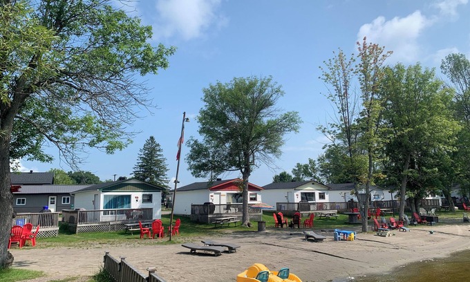 Lavigne Cottage | Mallard #6 Graceland Cottages